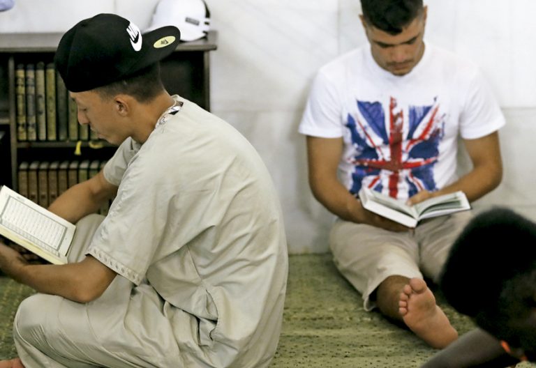 jóvenes musulmanes leyendo el Corán en la mezquita de la M-30 en Madrid
