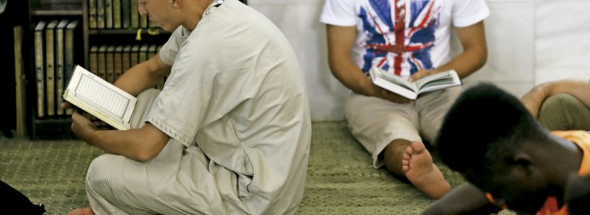 jóvenes musulmanes leyendo el Corán en la mezquita de la M-30 en Madrid