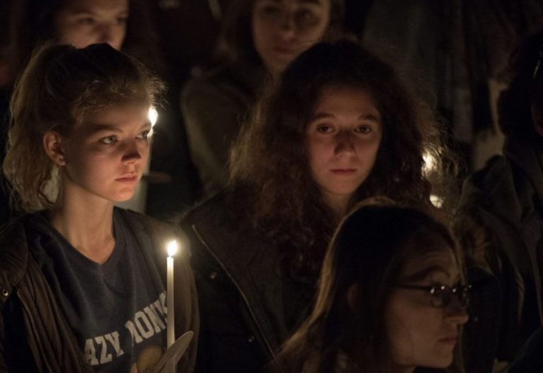 Una joven participa en la vigilia pascual de la catedral de Londres/CEI
