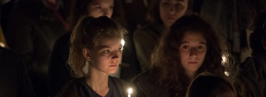 Una joven participa en la vigilia pascual de la catedral de Londres/CEI