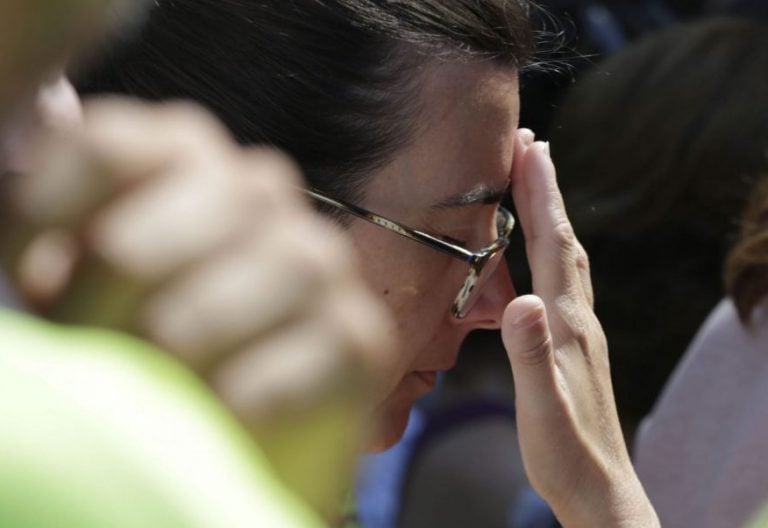 Una mujer asiste a la concentración en Cambrils por los atentados terroristas en Cambrils y