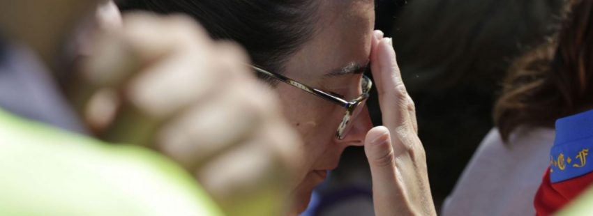 Una mujer asiste a la concentración en Cambrils por los atentados terroristas en Cambrils y