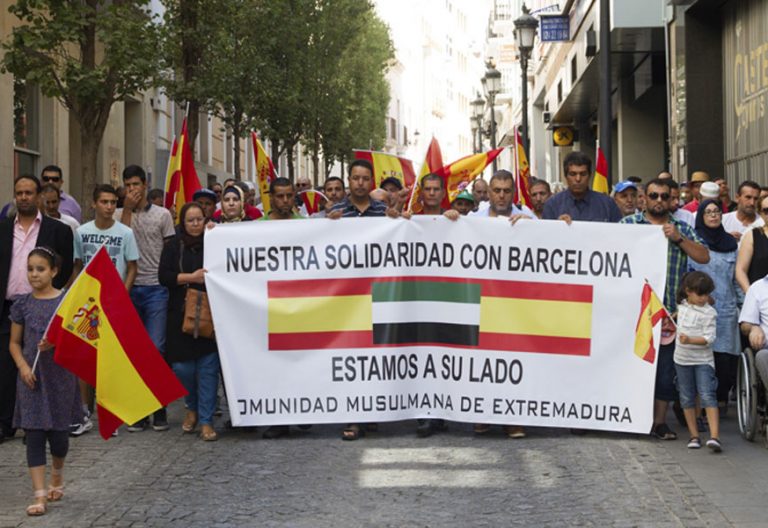 Miembros de la comunidad musulmana de Badajoz, encabezados por su imán, se manifiestan por la paz y la convivencia tras el atentado del 17 de agosto de 2017 en Barcelona