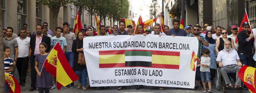 Miembros de la comunidad musulmana de Badajoz, encabezados por su imán, se manifiestan por la paz