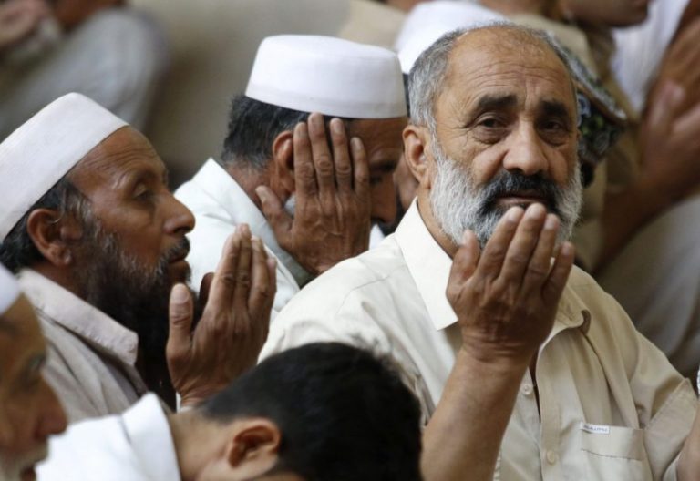 Un grupo de musulmanes de Pakistan reza en el Ramadán/CNS