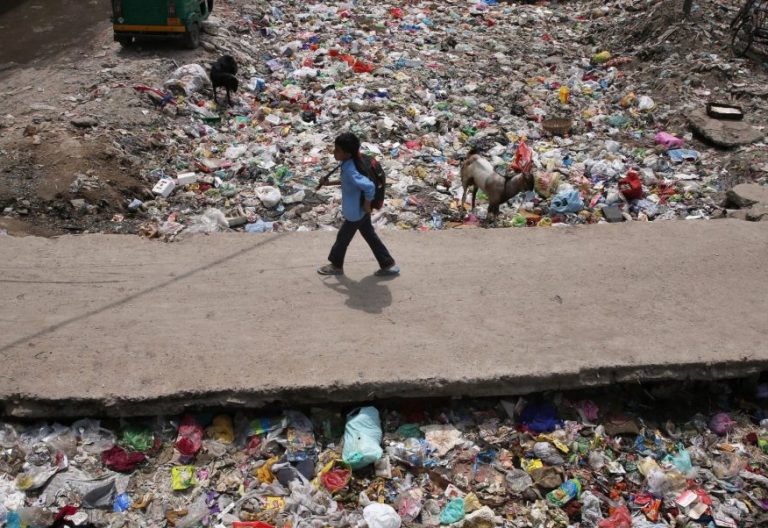 Un niño camina entre la basura en Nueva Delhi (India)/CNS