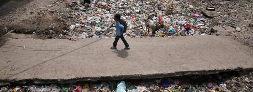 Un niño camina entre la basura en Nueva Delhi (India)/CNS