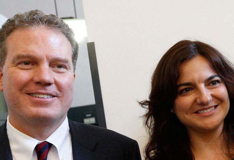 Paloma García Ovejero y Greg Burke ante los medios Oficina de Prensa de la Santa Sede