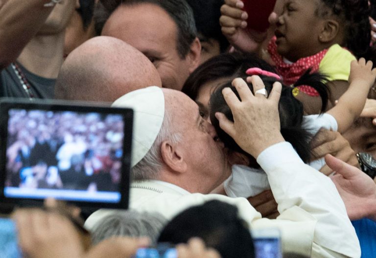 El papa Francisco, a su llegada a la audiencia general miércoles 9 agosto 2017