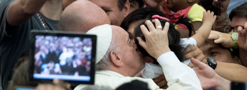 El papa Francisco, a su llegada a la audiencia general miércoles 9 agosto 2017