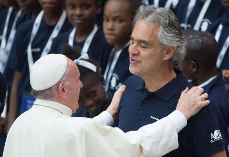 papa Francisco y tenor italiano Andrea Bocelli audiencia general Vaticano 2 agosto 2017