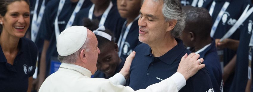 papa Francisco y tenor italiano Andrea Bocelli audiencia general Vaticano 2 agosto 2017