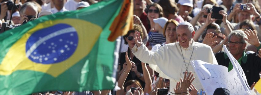 papa Francisco rodeado de gente y bandera brasil