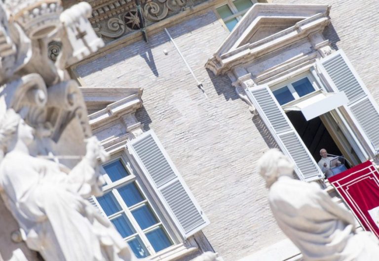 Ángelus del Papa: “María nos trae una nueva alegría, capaz de superar las dificultades”