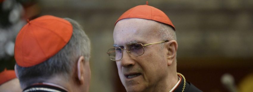 Los cardenales Parolin y Bertone conversan en la Sala Clementina, en diciembre de 2015/CNS