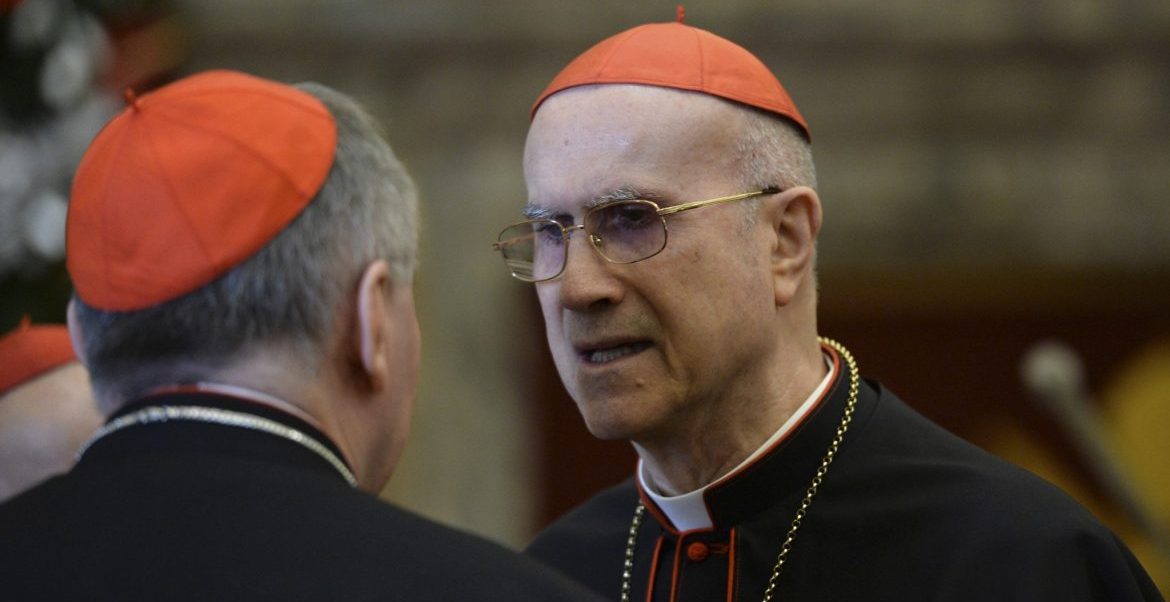 Los cardenales Parolin y Bertone conversan en la Sala Clementina, en diciembre de 2015/CNS