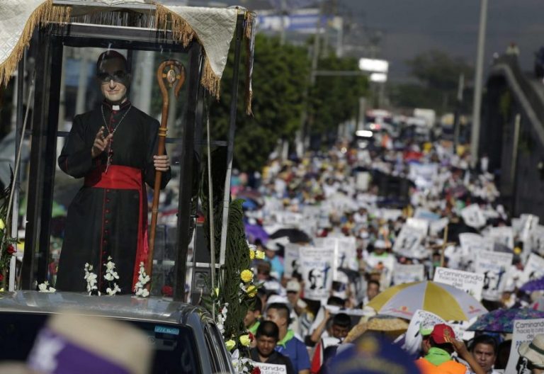 Miles de personas asisten a la peregrinación en honor al beato salvadoreño, Óscar Arnulfo Romero el viernes 11 de agosto de 2017/EFE