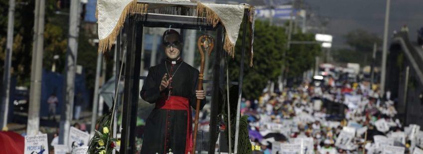 Miles de personas asisten a la peregrinación en honor al beato salvadoreño, Óscar Arnulfo Romero el viernes 11 de agosto de 2017/EFE