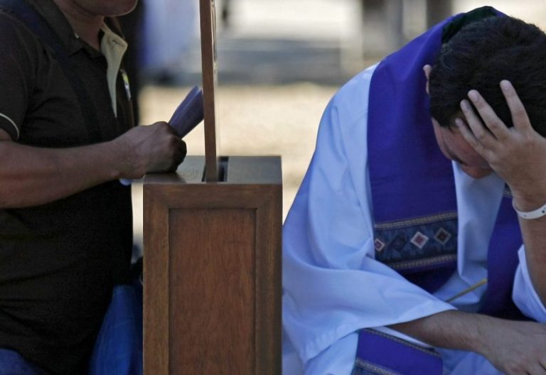 Un sacerdote, durante una confesión en Filipinas/CNS