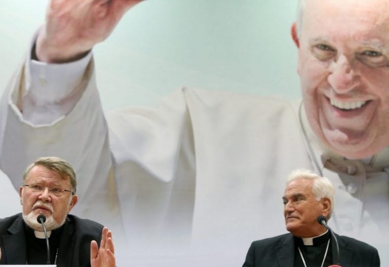 Norberto Strotmann (i), Obisco de Chosica y coordinador general de la visita papal a Perú; y el