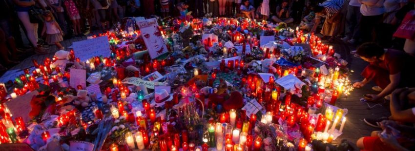 Flores y velas en Las Ramblas tras el atentado de Barcelona/EFE