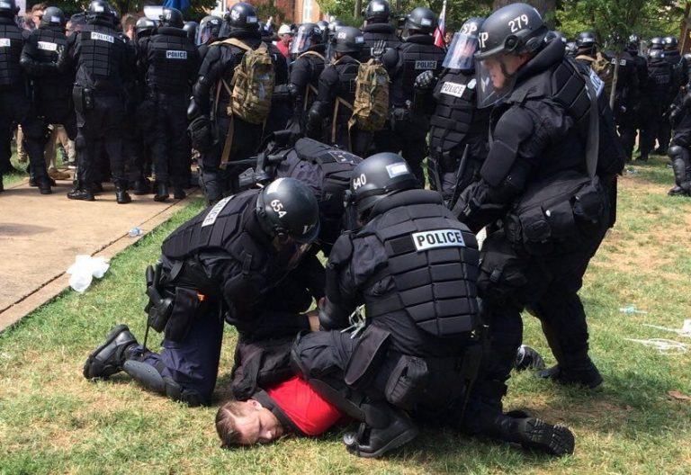La policía reduce a un manifestante de una marcha racista en Charlottesville(Virginia)/EFE