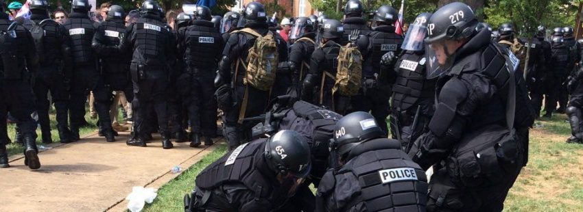 La policía reduce a un manifestante de una marcha racista en Charlottesville(Virginia)/EFE