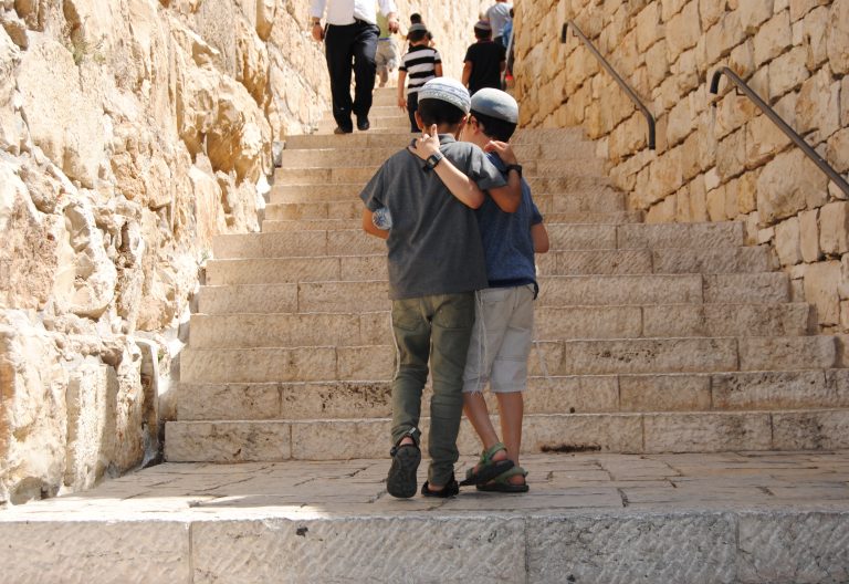 Dos menores judíos se abrazan en las calles de la ciudad vieja de Jerusalén Tierra Santa