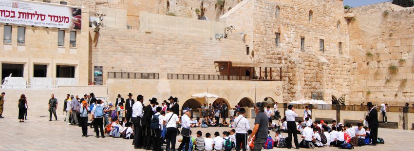 Un grupo de niños judíos ultraortodoxos cantan en los aledaños del Muro de las lamentaciones Tierra Santa