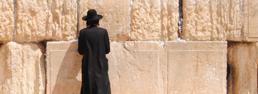 Un judío ultraortodoxo reza ante el Muro de las Lamentaciones Tierra Santa