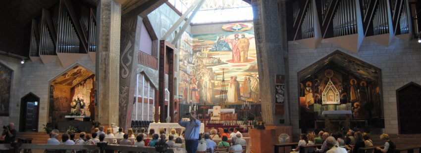Interior de la Basílica de la Anunciación, en Nazaret, antes de una celebración Tierra Santa