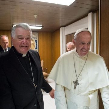 El nuncio apostólico en Italia Emil Paul Tscherrig, con el Papa Francisco