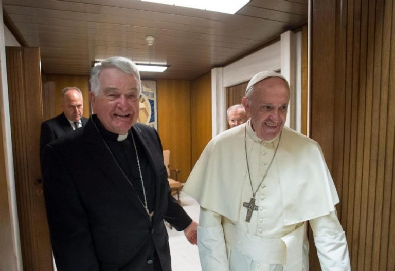 El nuncio apostólico en Italia Emil Paul Tscherrig, con el Papa Francisco
