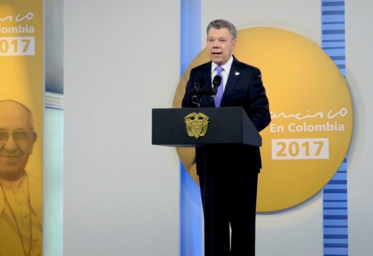 El presidente de Colombia, Juan Manuel Santos, anuncia un alto el fuego del ELN/CNS