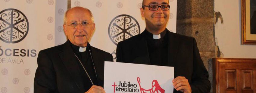 Jorge Zazo, a la derecha, junto al obispo de Ávila, en la presentación del Jubileo Teresiano