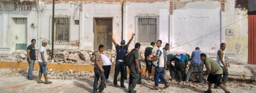 Migrantes se suman a las labores de rescate en Oaxaca