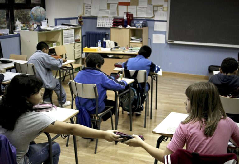 alumnos estudiantes en el aula en la escuela sin profesor