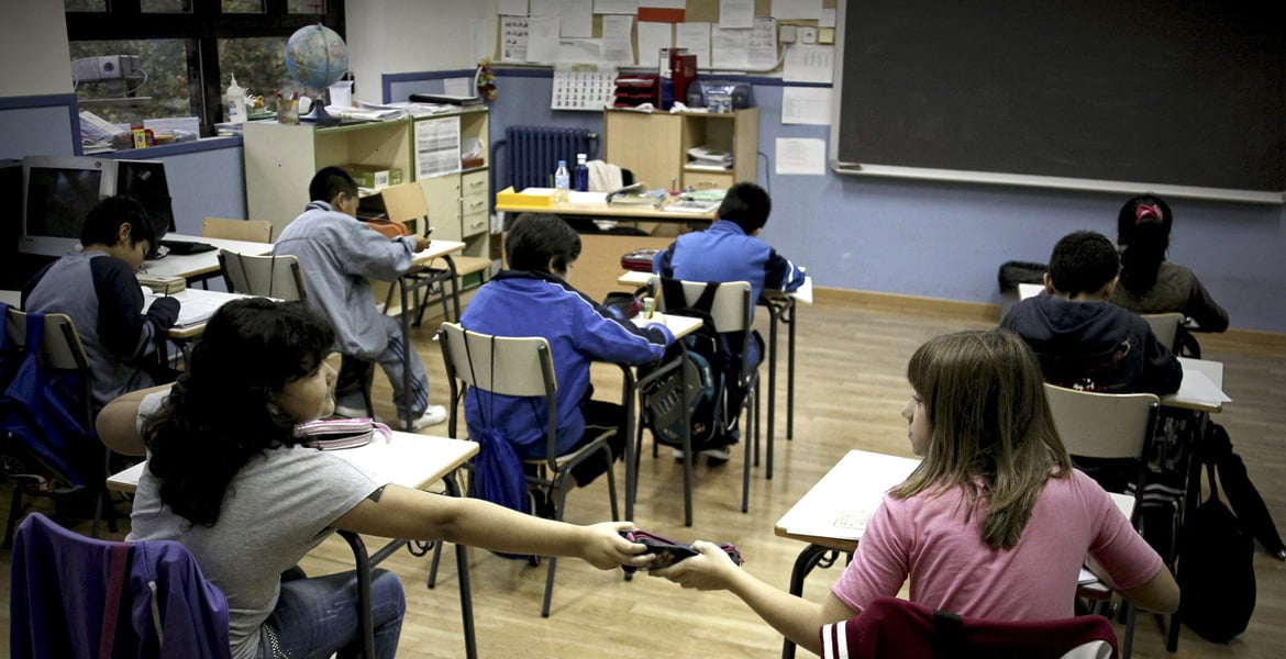 alumnos estudiantes en el aula en la escuela sin profesor