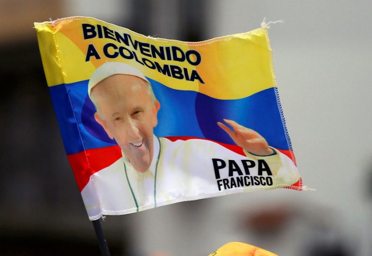 bandera papa Francisco viaja a Colombia días previos de la visita