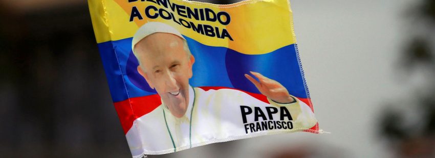 bandera papa Francisco viaja a Colombia días previos de la visita