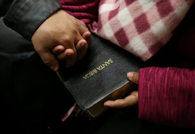 Imagen de archivo de unos jóvenes con una Biblia en español/CNS