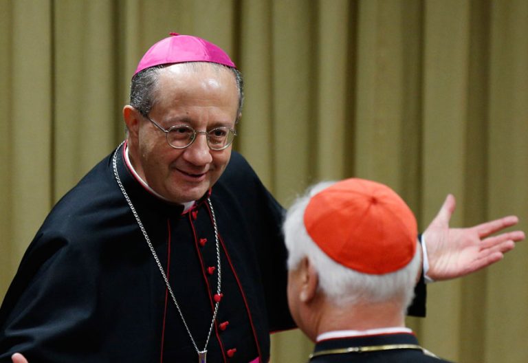 El arzobispo Bruno Forte charla con Müller