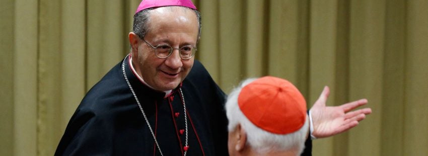 El arzobispo Bruno Forte charla con Müller