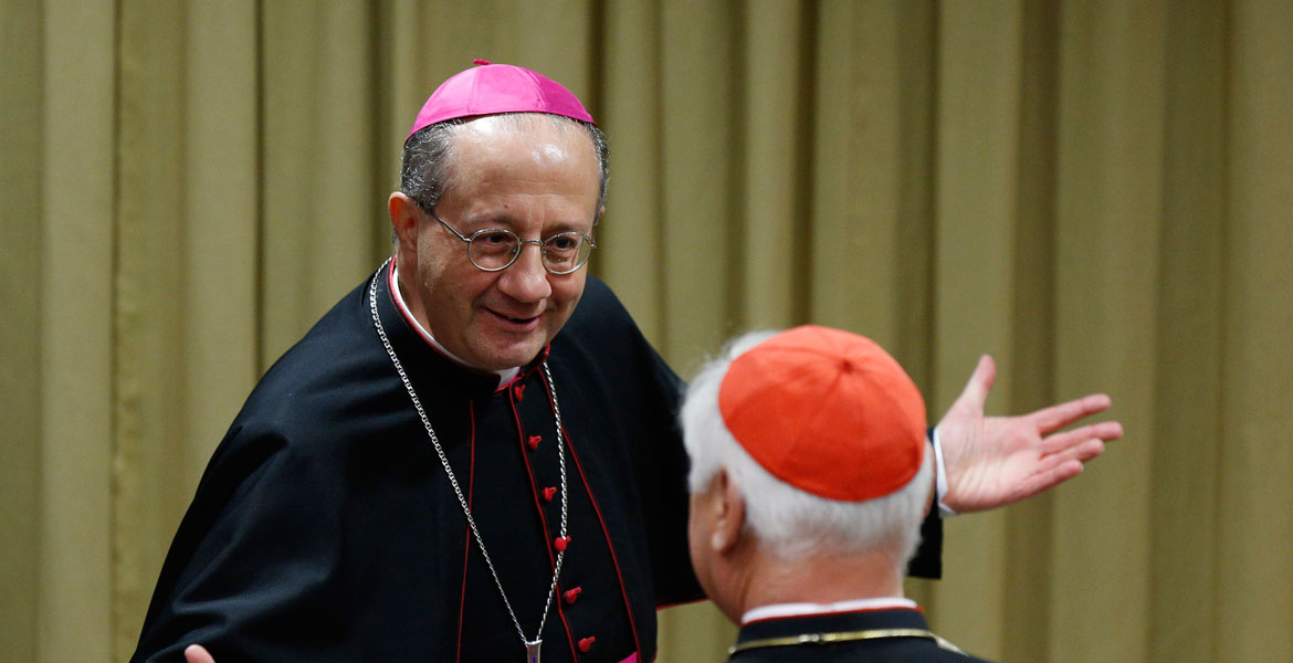 El arzobispo Bruno Forte charla con Müller