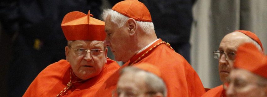 Los cardenales Raymond L. Burke y Gerhard Muller, en una imagen de archivo/CNS