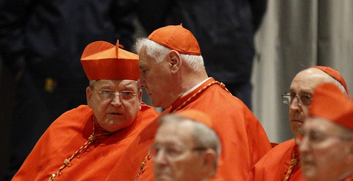 El cardenal Burke, en contra de la prohibición de las misas privadas en San Pedro