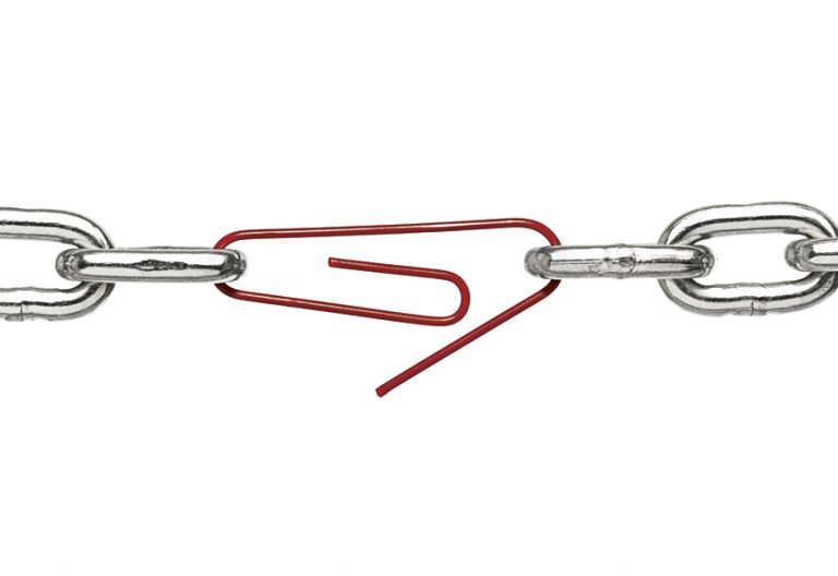 cadena con eslabones de acero y un clip rojo en el medio