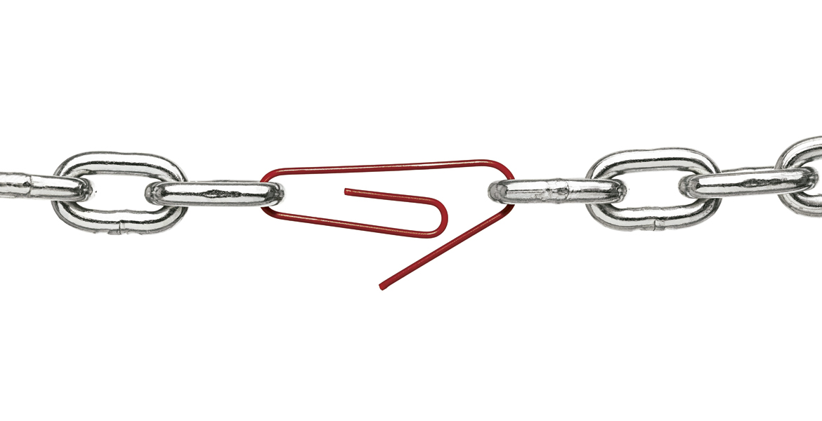 cadena con eslabones de acero y un clip rojo en el medio