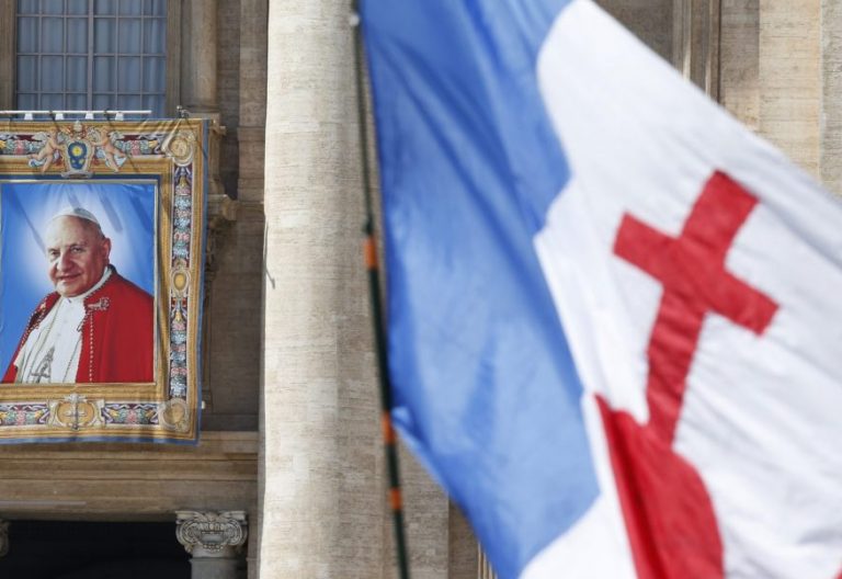 El tapiz de Juan XXIII en la plaza de San Pedro durante su canonización/CNS