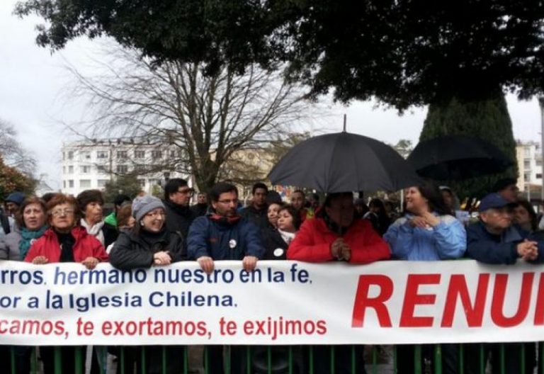 Laicos de Osorno protestan para que el obispo Barros renuncie.